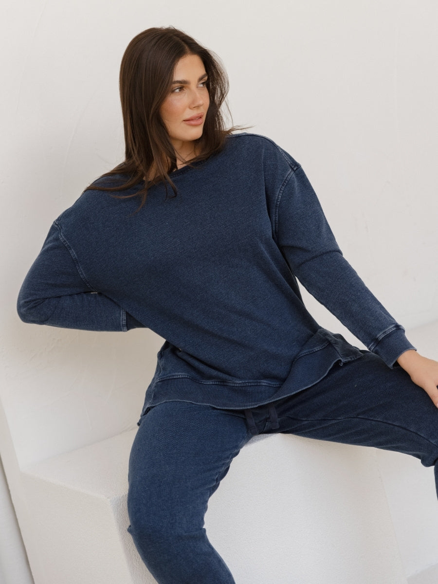 Betty Basics Easy Crew Sweat in Indigo Wash