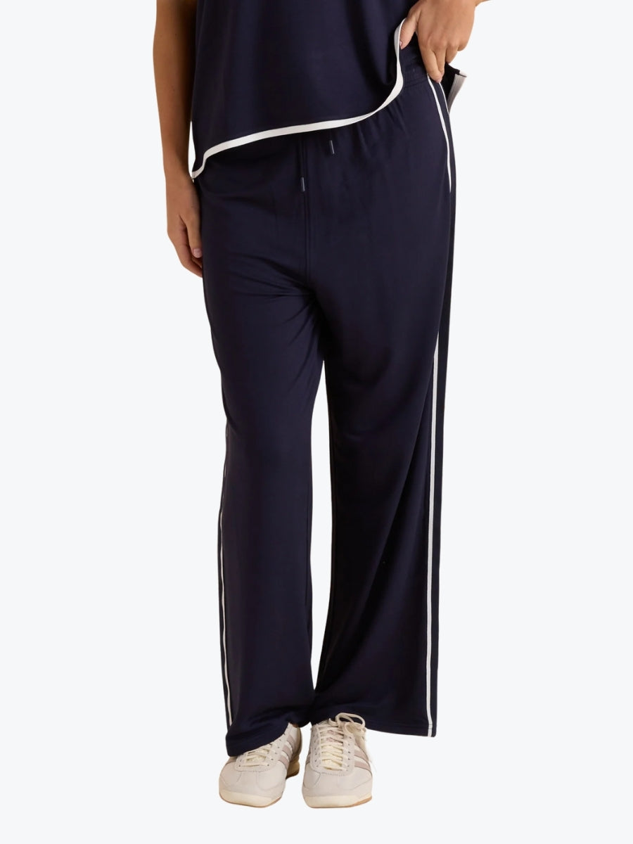 Betty Basics Evelyn Wide Leg Jogger in Navy