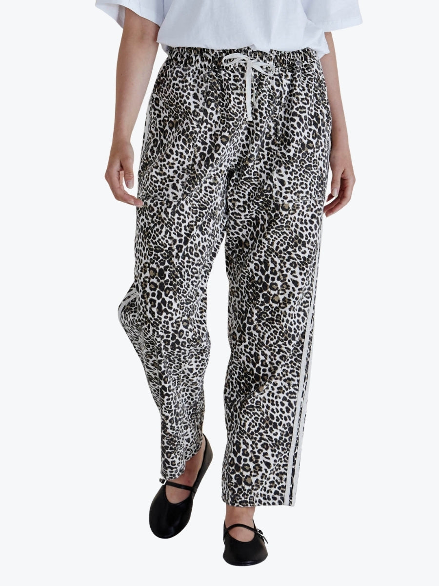 Betty Basics Quinn Cotton Jogger in Leopard Print