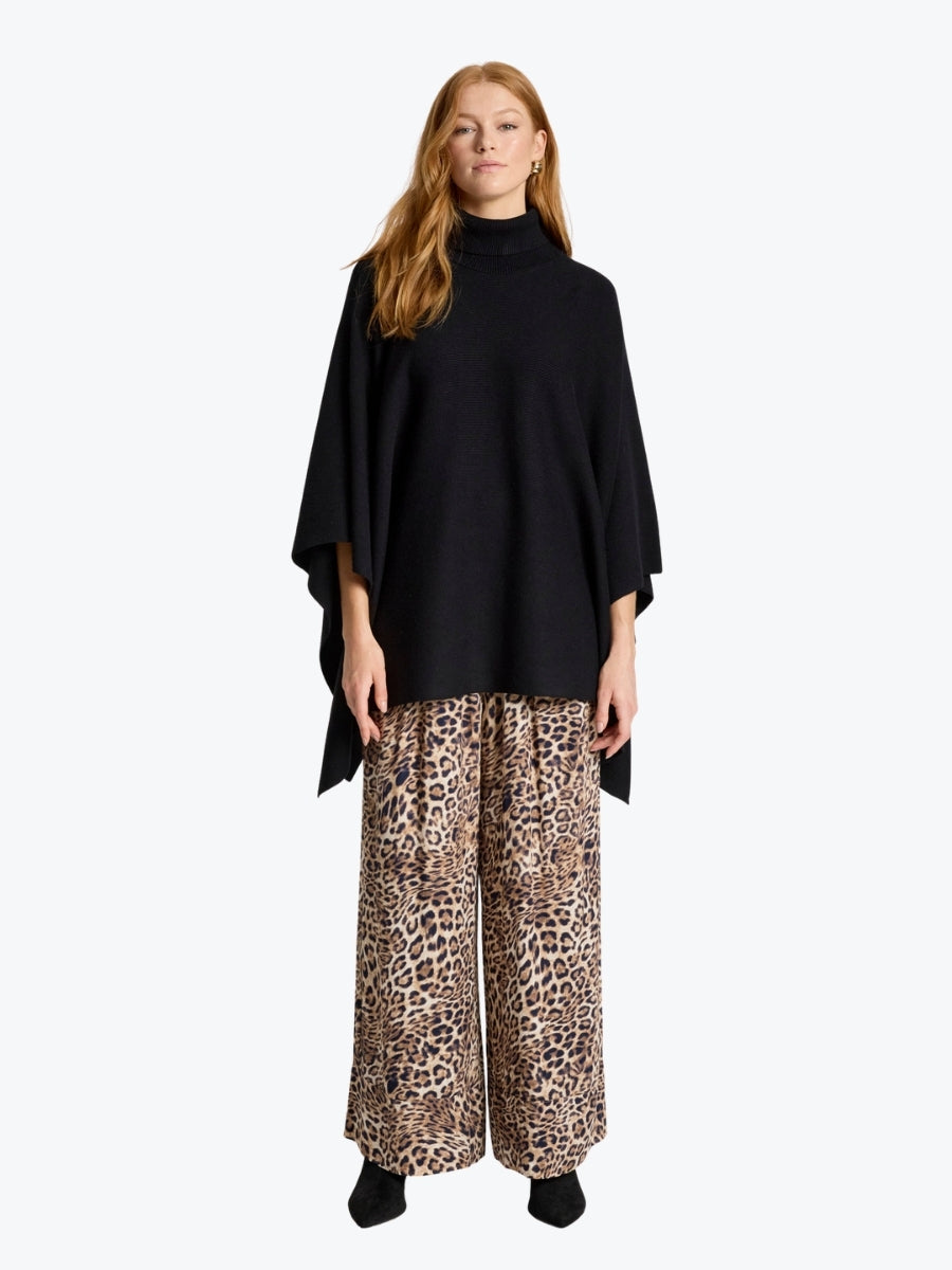 Eb &amp; Ive Samira Poncho | Black