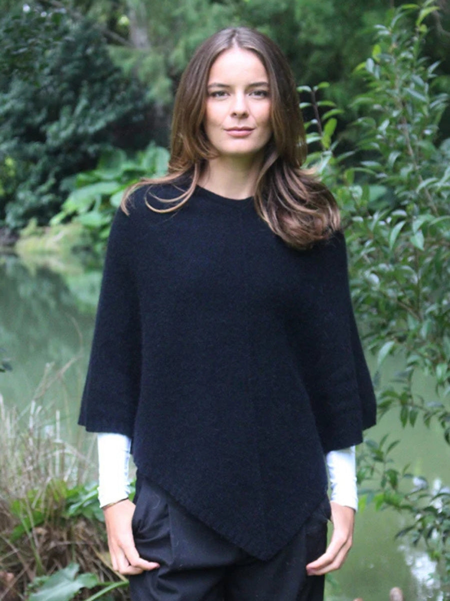Lothlorian Plain Poncho in Black